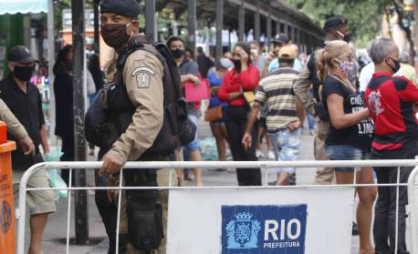 Prefeitura pode limitar circulação de quase 300 mil cariocas não vacinados no Rio