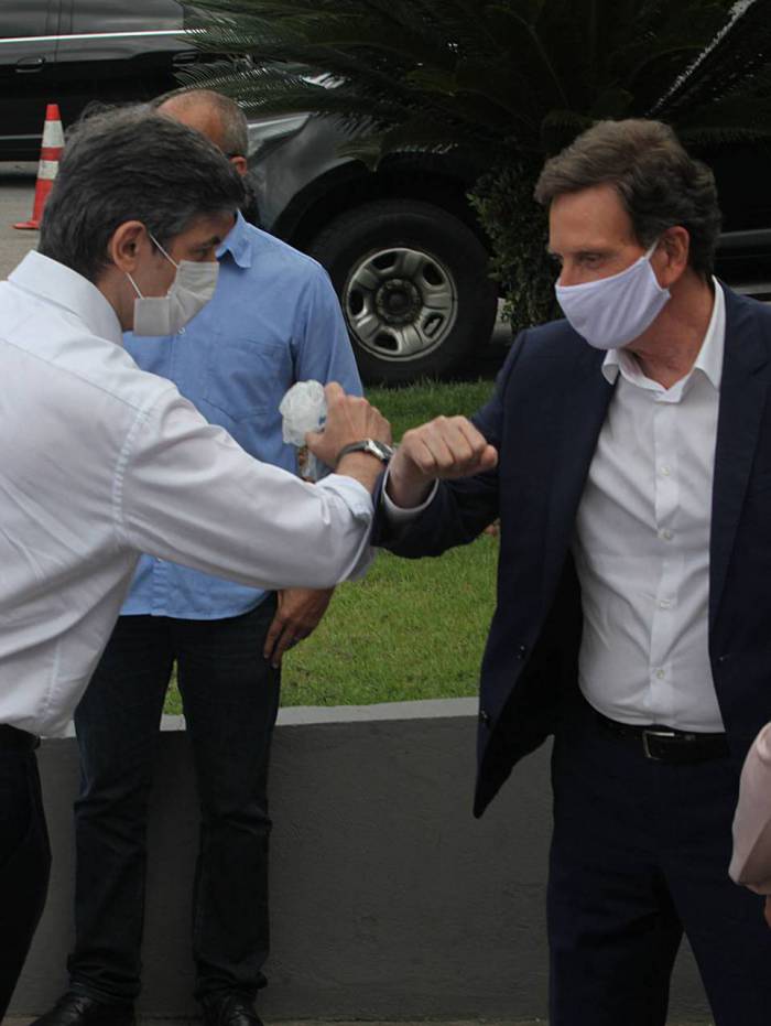 Teich (E) e Crivella se cumprimentaram sem aperto de mãos  