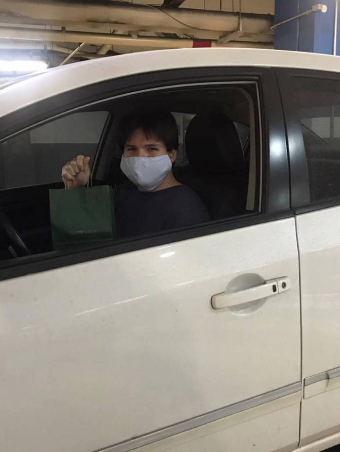 No Shopping Plaza Niter&Atilde;&sup3;i, consumidor retira presente no estacionamento para Dia dos Namorados