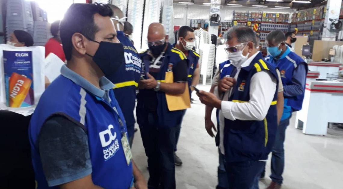 Duque de Caxias faz fiscalização em loja atacadista