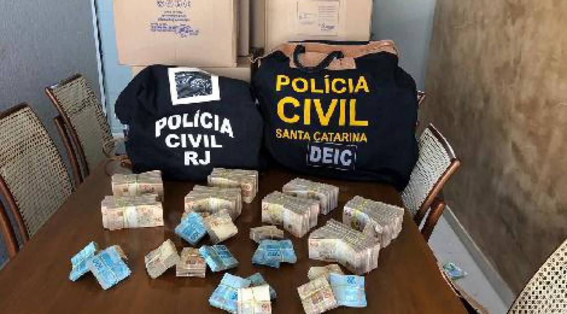 Agentes apreenderam R$ 300 mil em dinheiro na casa de um vereador, em ação que investiga fraude na compra de respiradores - Divulgação 