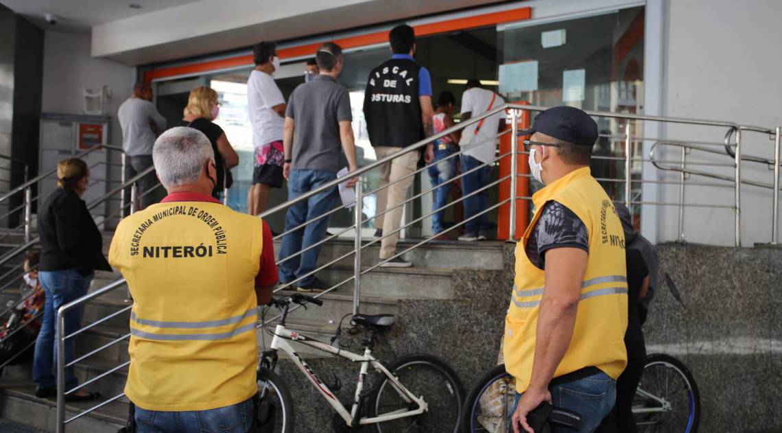 Ação de sexta, preliminar à segunda, foi educativa, e também orientou gerentes a garantir a distância de um 1,5m entre as pessoas em filas de espera - Divulgação / Luciana Carneiro