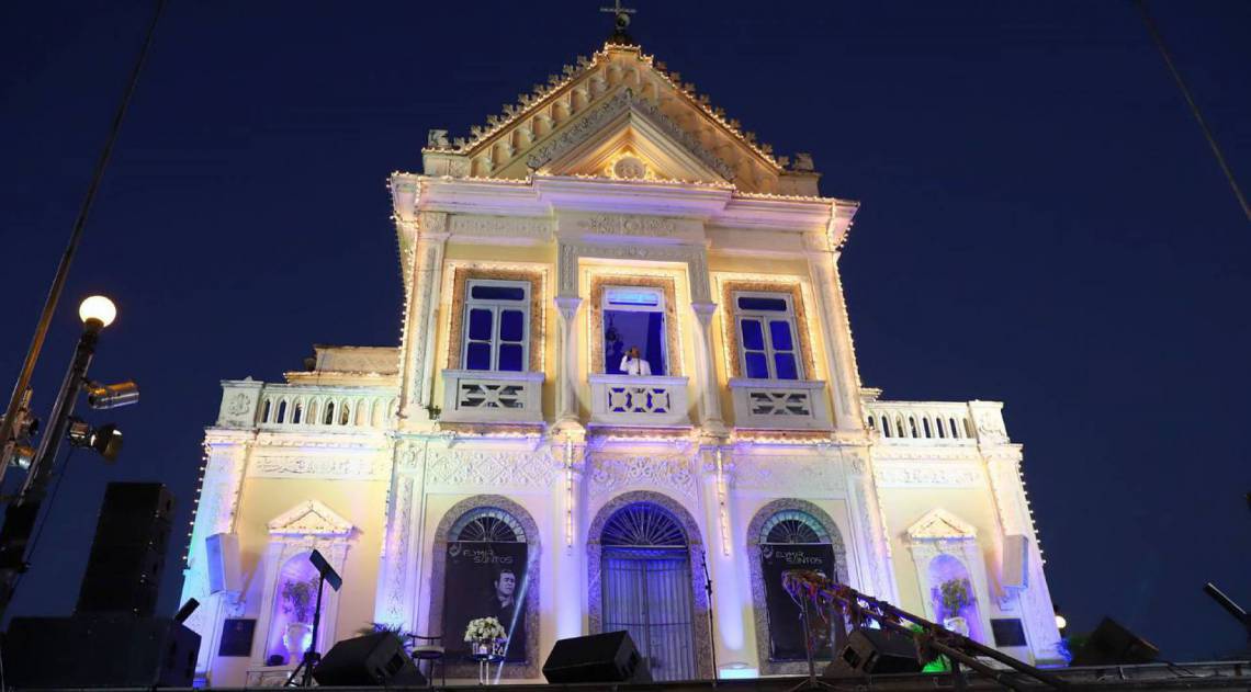 Elymar Santos faz live diretamente da Igreja da Penha