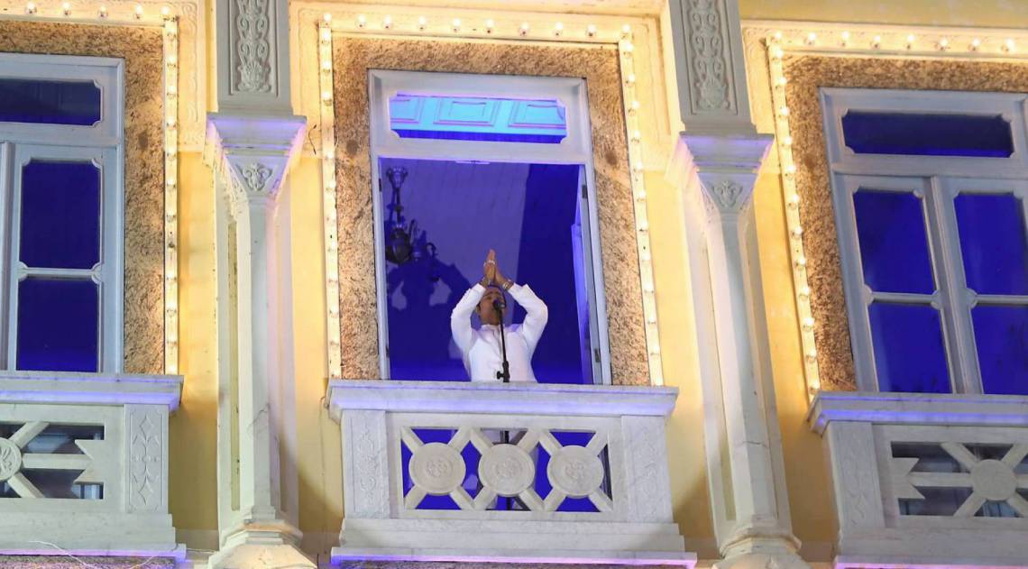 Elymar Santos faz live diretamente da Igreja da Penha