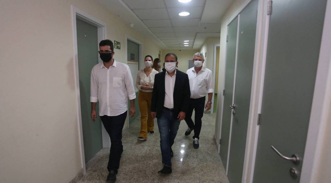 Boletins epidemiológicos são divulgados diariamente por 'lives' do prefeito - Divulgação / Berg Silva