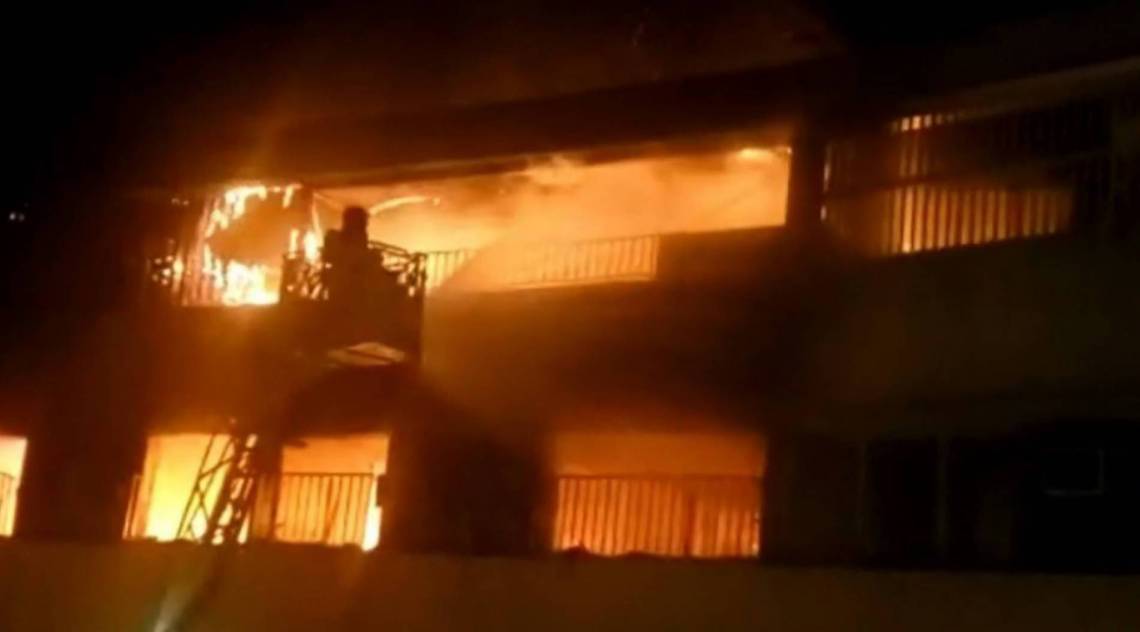 Bombeiros tentam apagar fogo que atingiu o 10° andar de um prédio na Zona Sul do Rio - Reprodução/GloboNews