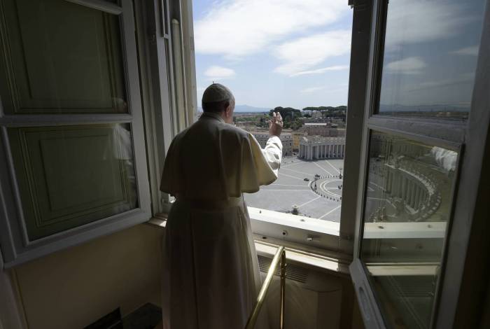 Papa Francisco abençoa Praça de São Pedro vazia no dia das mães