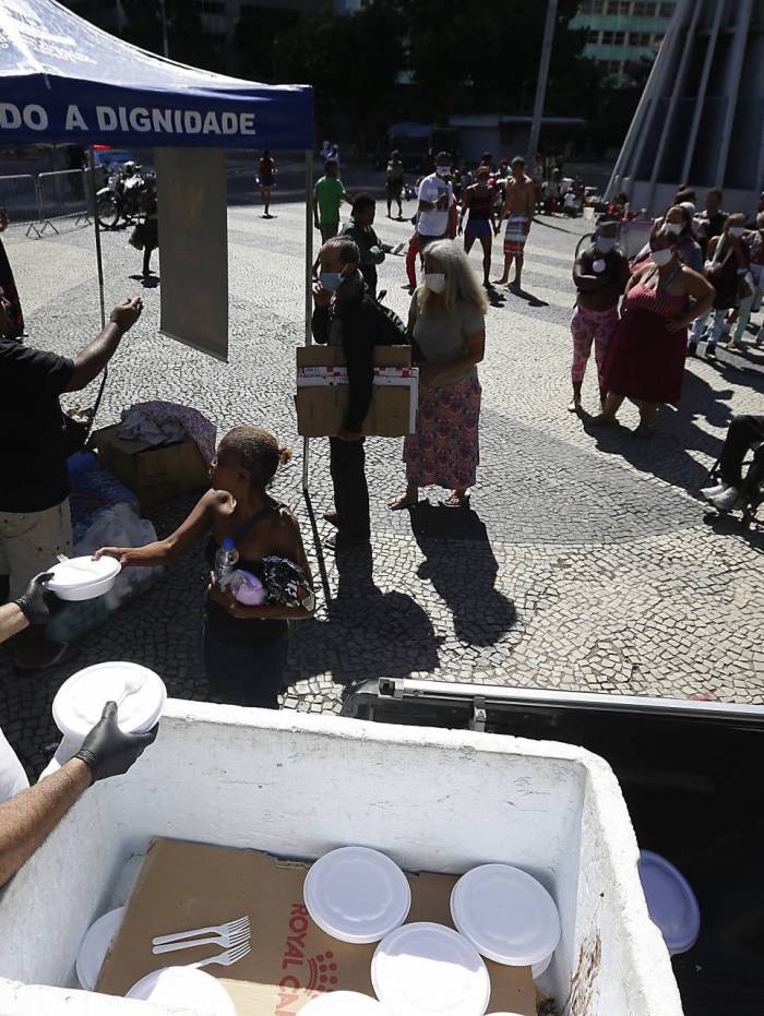 Rio de Janeiro 10/05/2020 - Covid-19 - O ex morador de rua Leo Motta promovei uma acao no Largo da Carioca para os dias das maes que moram nas ruas. Foto: Luciano Belford/Agencia O Dia