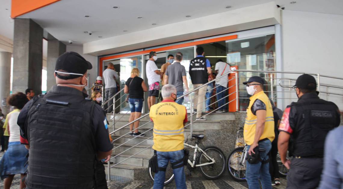 Fiscais notificaram agências em Niterói diante do descumprimento das medidas para conter algomeração