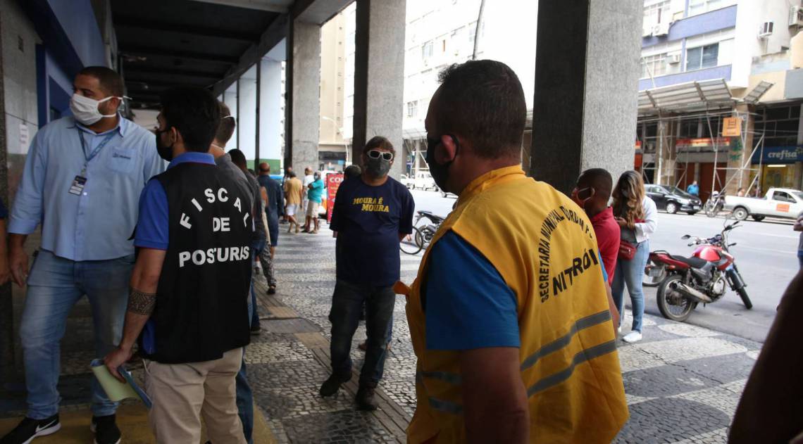 Fiscais notificaram agências em Niterói diante do descumprimento das medidas para conter algomeração