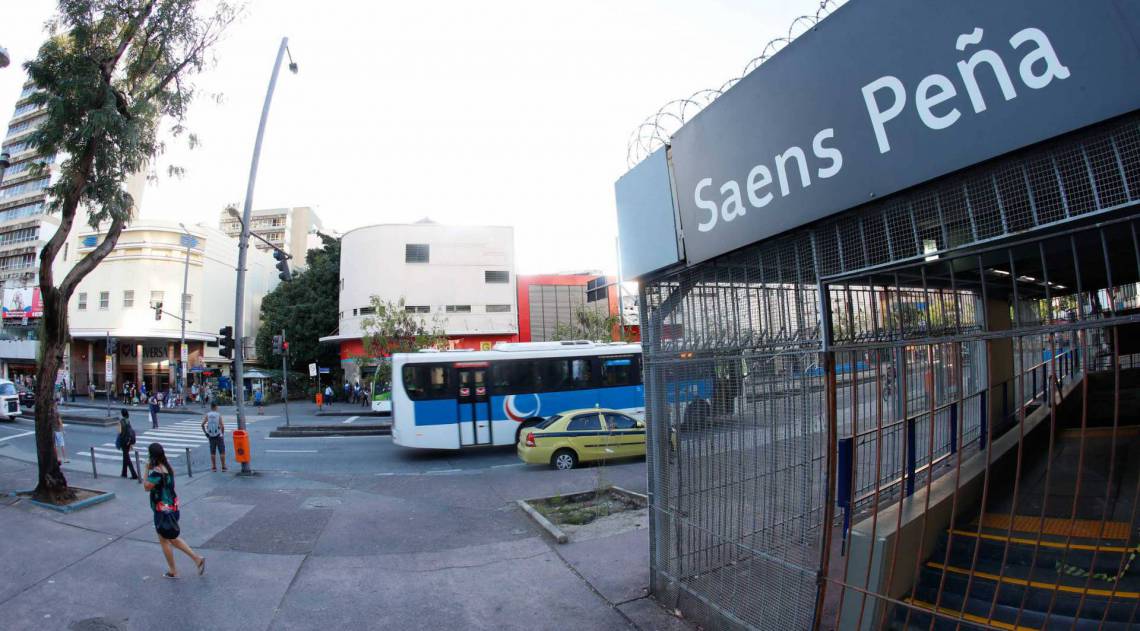 Rio de Janeiro - RJ  - 11/05/2020 - COVID 19 - Coronavirus no Rio -  Movimentaçao nas lotericas e nos bairros do Meier, Grajau e Tijuca - na foto, praca saens pena, Tijuca -  Foto Gilvan de Souza / Agencia O Dia - Agencia O Dia