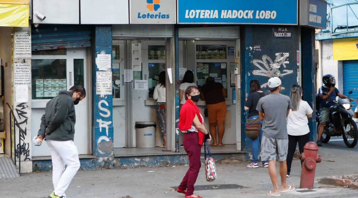 Rio de Janeiro - RJ  - 11/05/2020 - COVID 19 - Coronavirus no Rio -  Movimentaçao nas lotericas e nos bairros do Meier, Grajau e Tijuca - na foto, loterica na rua hadock lobo, Tijuca -  Foto Gilvan de Souza / Agencia O Dia