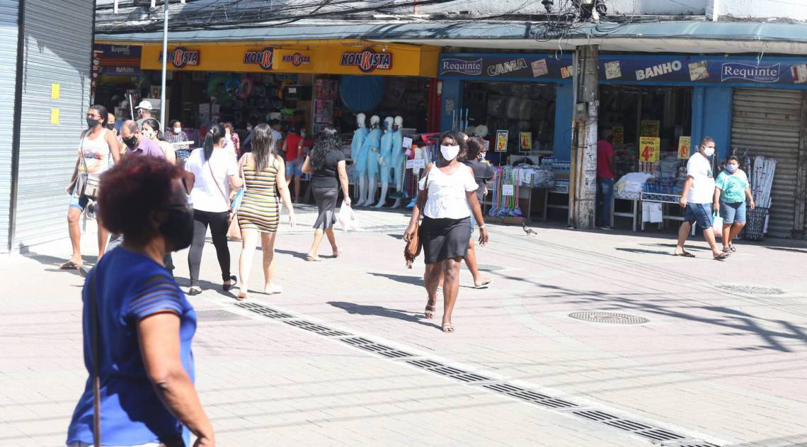Rio,11/05/2020 -COVID-19 -CORONAVIRUS , CAXIAS, Av. Nilo Pecanha, aglomeracao no calcadao de Caxias, filas de bancos e pessoas na rua .Na foto. pessoas no calcadao e lojas abertas.Foto: Cleber Mendes/Agência O Dia