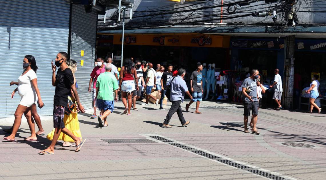 Rio,11/05/2020 -COVID-19 -CORONAVIRUS , CAXIAS, Av. Nilo Pecanha, aglomeracao no calcadao de Caxias, filas de bancos e pessoas na rua .Na foto. pessoas no calcadao.Foto: Cleber Mendes/Agência O Dia