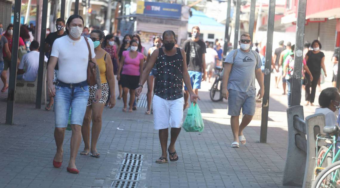 Rio,11/05/2020 -COVID-19 -CORONAVIRUS , CAXIAS, Av. Nilo Pecanha, aglomeracao no calcadao de Caxias, filas de bancos e pessoas na rua .Na foto. pessoas no calcadao.Foto: Cleber Mendes/Agência O Dia