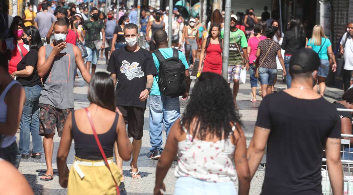 Rio,11/05/2020 -COVID-19 -CORONAVIRUS , CAXIAS, Av. Nilo Pecanha, aglomeracao no calcadao de Caxias, filas de bancos e pessoas na rua .Na foto. pessoas no calcadao.Foto: Cleber Mendes/Ag&ecirc;ncia O Dia