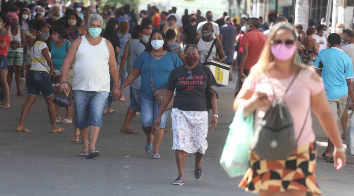 Rio,11/05/2020 -COVID-19 -CORONAVIRUS , SAO JOAO DE MERITI, Rua Dercy Goncalves, aglomeracao no calcadao de Sao Joao de Meriti, filas de bancos e pessoas na rua .Na foto. pessoas no calcadao.Foto: Cleber Mendes/Agência O Dia