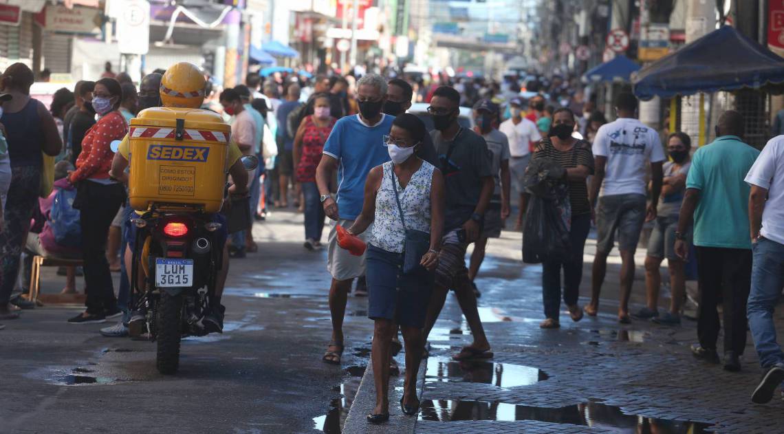 Rio,11/05/2020 -COVID-19 -CORONAVIRUS , NOVA IGUACU, Rua Governador Amaral Peixoto, aglomeracao no calcadao de Nova iguacu, filas de bancos e pessoas na rua .Na foto. pessoas no calcadao.Foto: Cleber Mendes/Agência O Dia