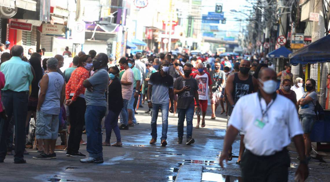Rio,11/05/2020 -COVID-19 -CORONAVIRUS , NOVA IGUACU, Rua Governador Amaral Peixoto, aglomeracao no calcadao de Nova iguacu, filas de bancos e pessoas na rua .Na foto. pessoas no calcadao.Foto: Cleber Mendes/Agência O Dia