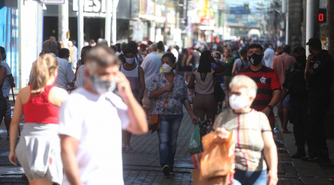 Rio,11/05/2020 -COVID-19 -CORONAVIRUS , NOVA IGUACU, Rua Governador Amaral Peixoto, aglomeracao no calcadao de Nova iguacu, filas de bancos e pessoas na rua .Na foto. pessoas no calcadao.Foto: Cleber Mendes/Agência O Dia