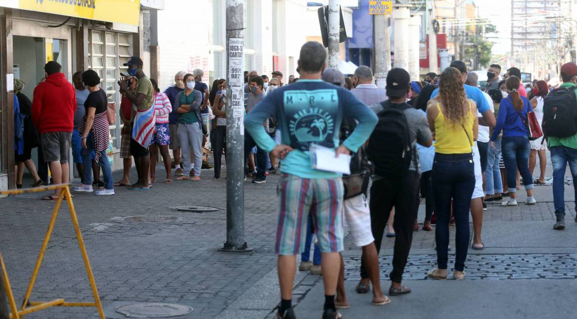 Rio,11/05/2020 -COVID-19 -CORONAVIRUS , NOVA IGUACU, Rua Governador Portela, aglomeracao no calcadao de Nova iguacu, filas de bancos e pessoas na rua .Na foto. pessoas no calcadao.Foto: Cleber Mendes/Agência O Dia
