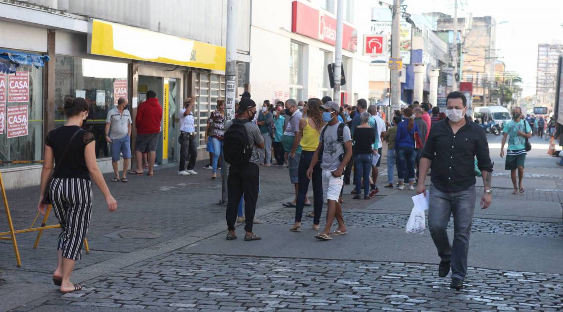 Rio,11/05/2020 -COVID-19 -CORONAVIRUS , NOVA IGUACU, Rua Governador Portela, aglomeracao no calcadao de Nova iguacu, filas de bancos e pessoas na rua .Na foto. pessoas no calcadao.Foto: Cleber Mendes/Agência O Dia