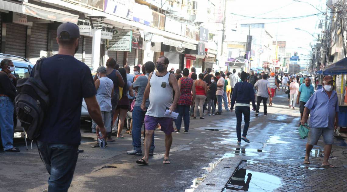 Rio,11/05/2020 -COVID-19 -CORONAVIRUS , NOVA IGUACU, Rua Governador Amaral Peixoto, aglomeracao no calcadao de Nova iguacu, filas de bancos e pessoas na rua .Na foto. pessoas no calcadao.Foto: Cleber Mendes/Ag&ecirc;ncia O Dia