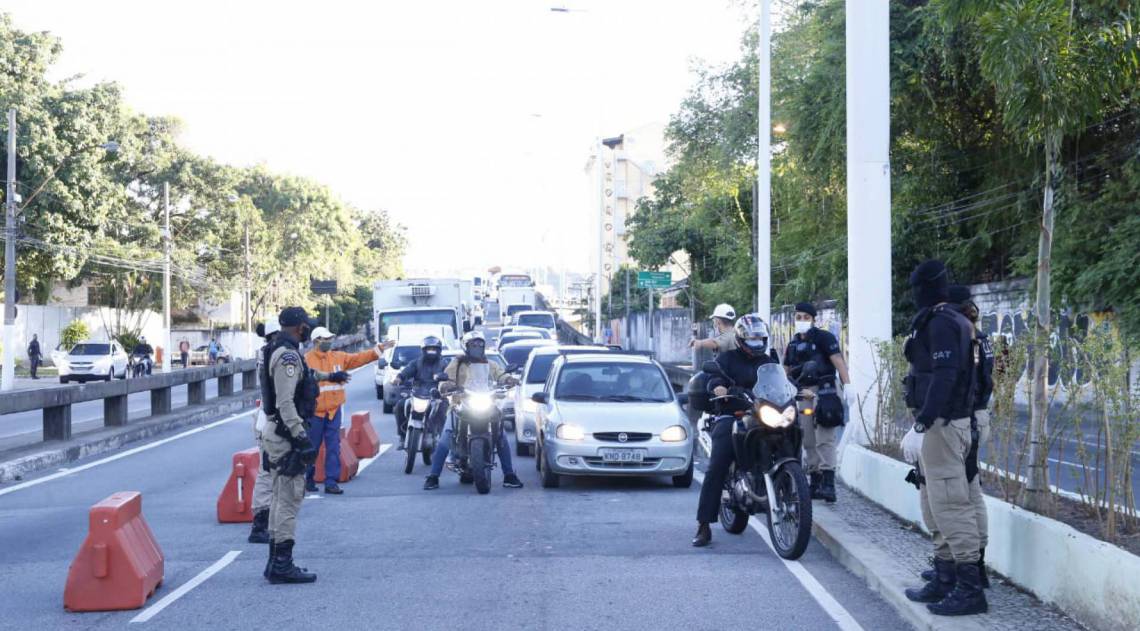 Transeuntes ou ocupantes dos veículos são questionados se trabalham em serviço essencial (que justifique presença na rua) e têm temperatura aferida na hora - Divulgação / Douglas Macedo