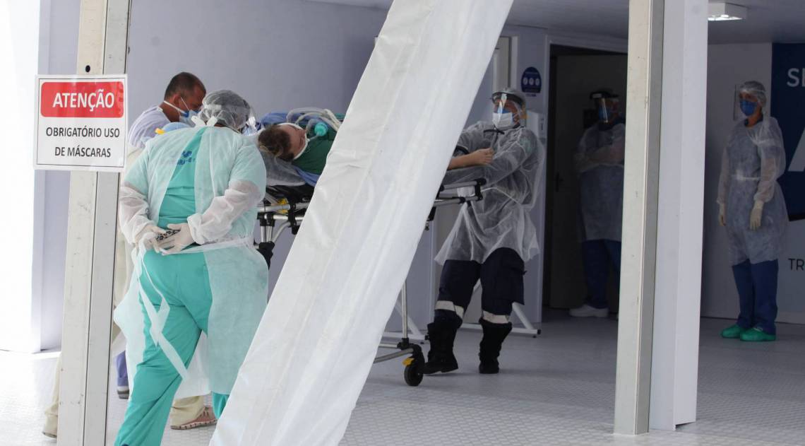 Rio, 11/05/2020  - COVID 19 - CORONAVIRUS - Hopital de campanha do Estado com parcerias privadas. Parque dos Atletas, Jacarepagua. zona oeste do Rio. Na foto. Chegada da primeira paciente ao hospital. coronavirusrio. Foto: Ricardo Cassiano/Agencia O Dia