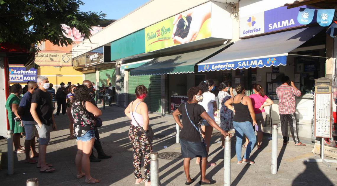 Rio, 11/05/2020  - COVID 19 - CORONAVIRUS - Loterica com fila na Av. Nelson Cardoso , bairro da Taquara, Jacarepagua. coronavirusrio. Foto: Ricardo Cassiano/Agencia O Dia - Ricardo Cassiano/Agencia O Dia