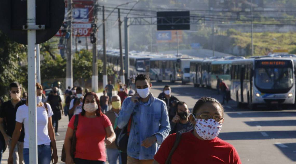 Passageiros descem de ônibus na BR-101, altura da Ponte Rio-Niterói, em primeiro dia de isolamento total na cidade de Niterói - Reginaldo Pimenta/ Agência O DIA