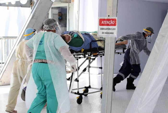 Primeira paciente atendida no hospital de campanha do Parque dos Atletas é levada para o leito
