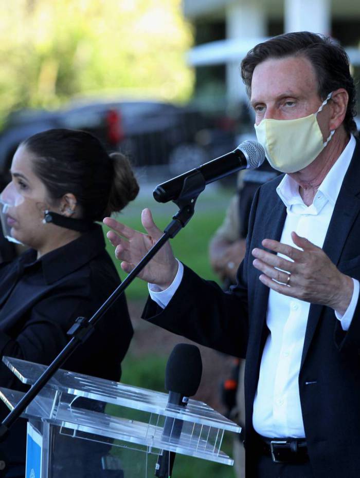 O prefeito Marcelo Crivella anuncia as novas medidas na entrada do Hospital de Campanha do Riocentro