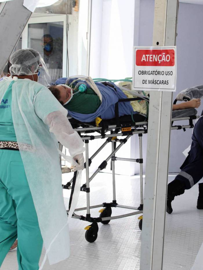 Primeira paciente atendida no hospital de campanha do Parque dos Atletas &eacute; levada para o leito