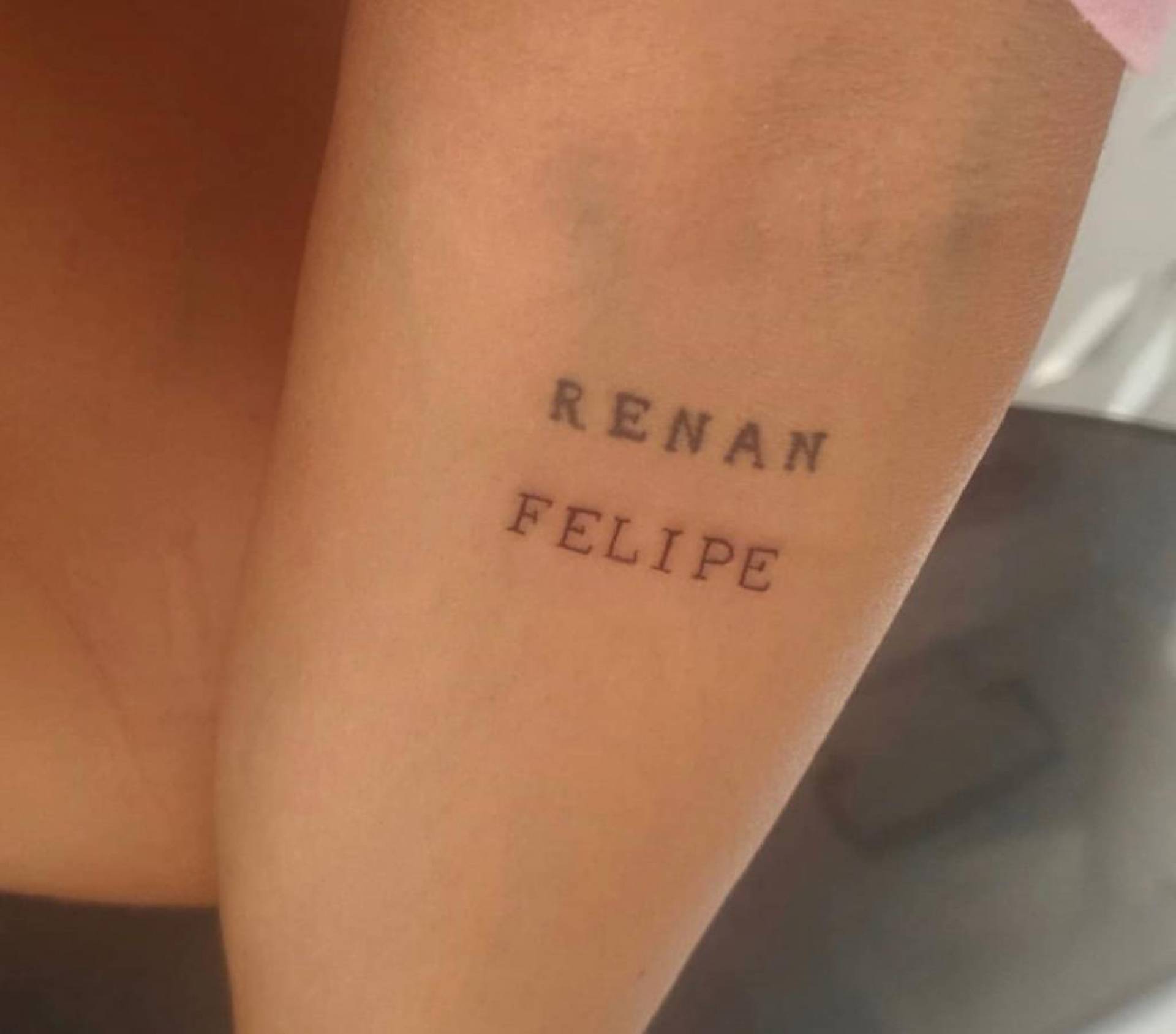 Anitta tatua o nome do novo irmão O Dia Fábia Oliveira