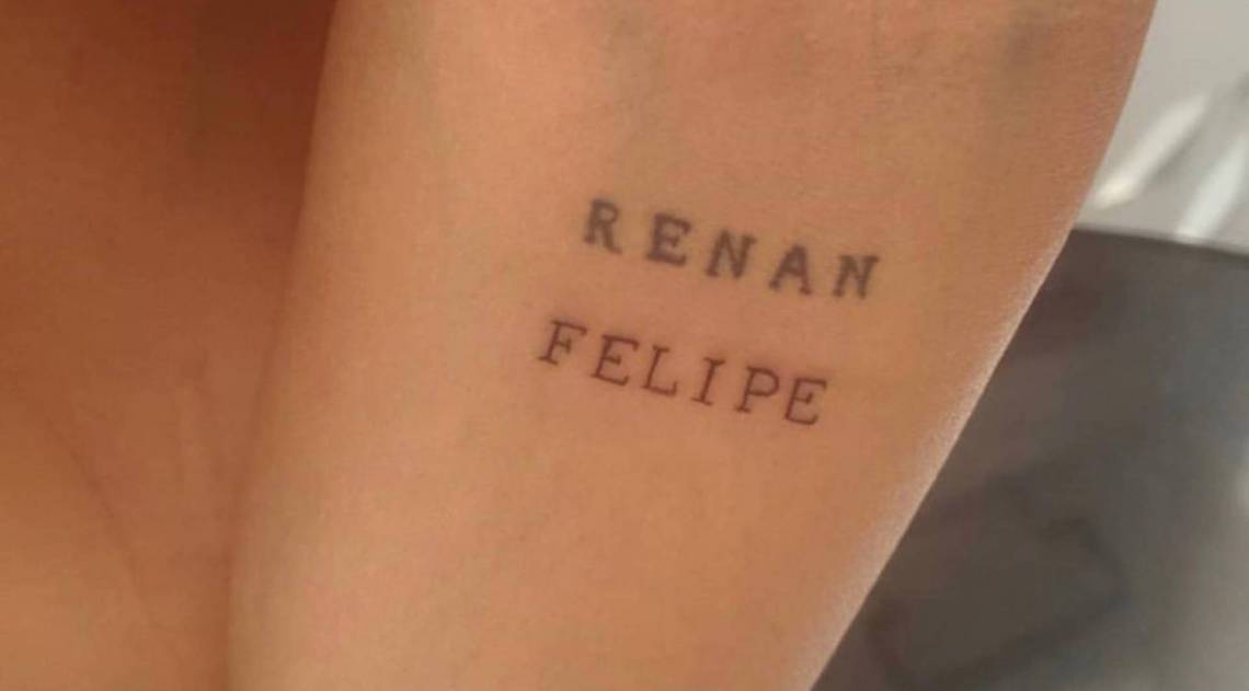 Anitta tatua nome do irm&atilde;o 