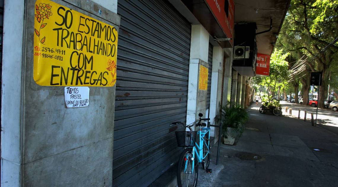 Primeiro dia do aumento das restri&ccedil;&otilde;es no comercio e isolamento social. Na foto, cartaz em lanchonete do Graja&uacute; - Estefan Radovicz / Agencia O Dia