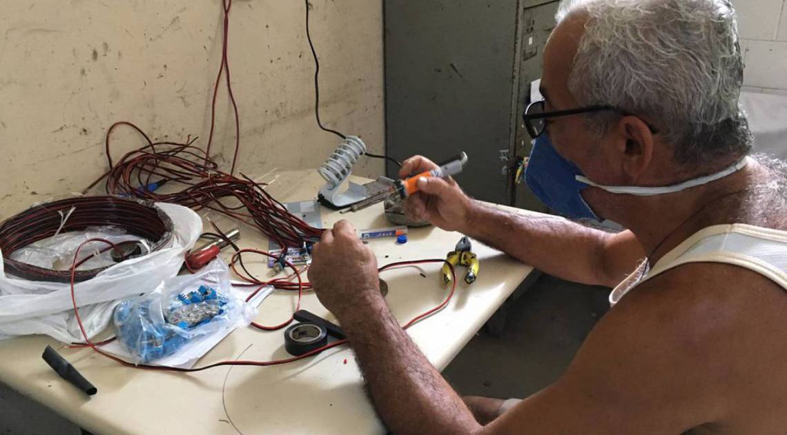 Foi feita uma adapta&ccedil;&atilde;o el&eacute;trica nas sirenes para a amplifica&ccedil;&atilde;o do som das mensagens, antes feito por megafones