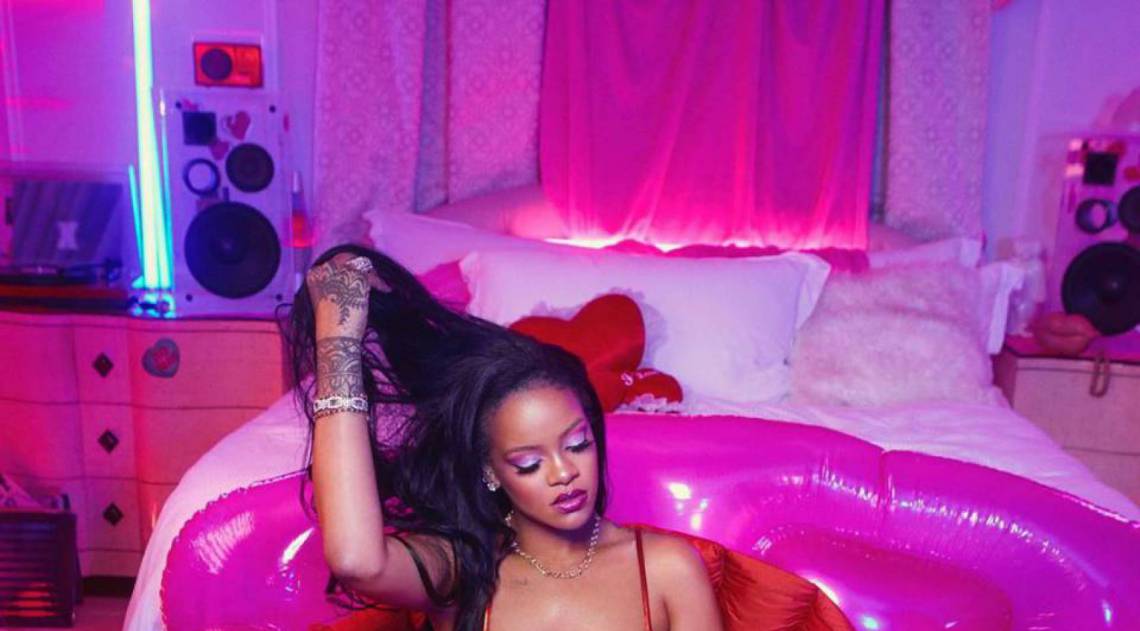 Rihanna exibe corpão de lingerie