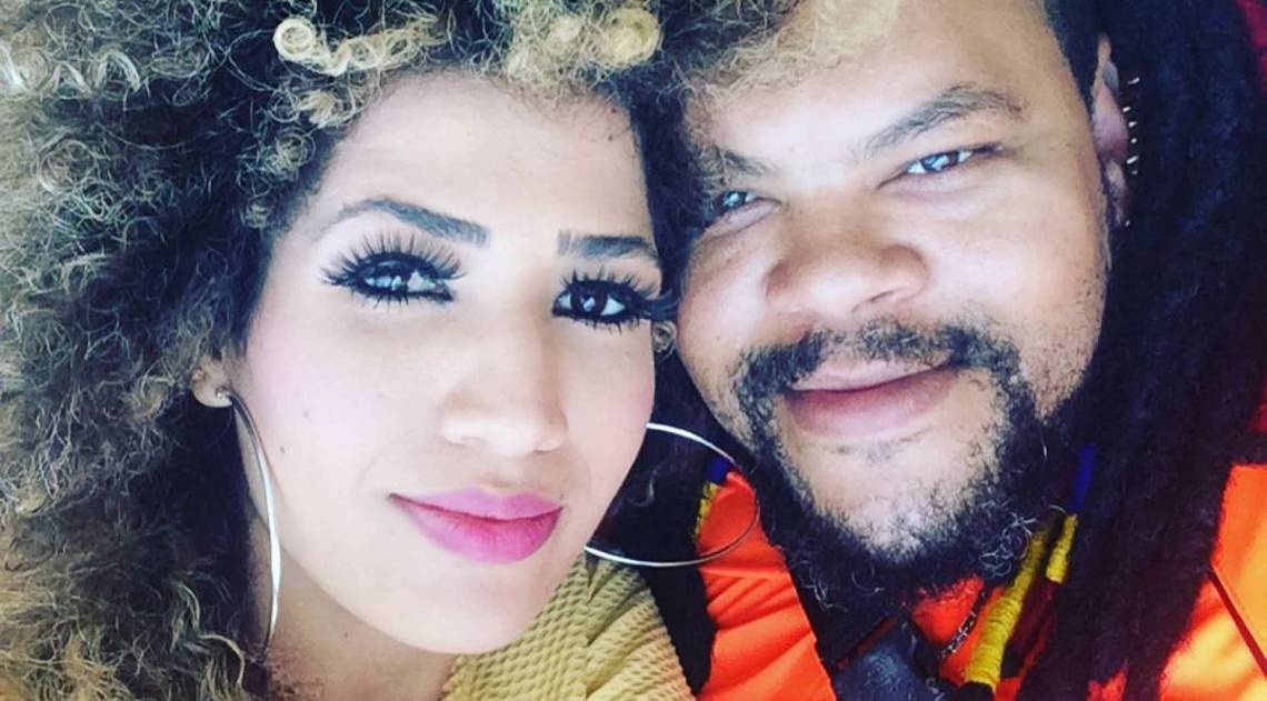 Babu Santana e a namorada, Tatiane Melo. &Agrave; direita, o ator posa com o crach&aacute; da Globo
