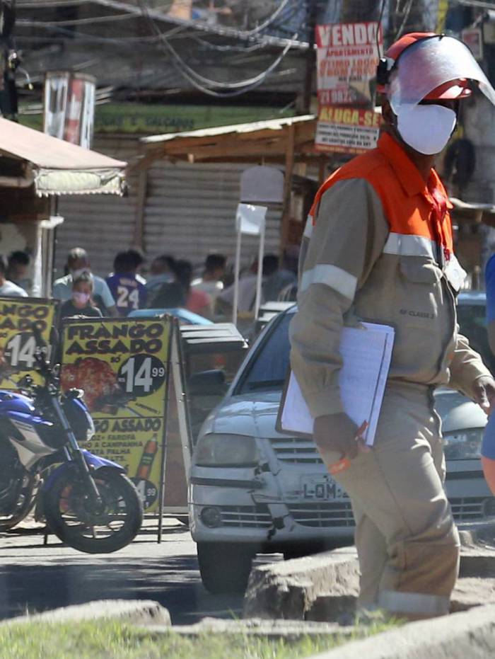 Rio - 12/05/2020 - COVID 19 - CORONAVIRUS - "Lockdown" (confinamento ou fechamento total.)Â .- Movimentacao de pessoas e comercio no Rio das Pedras, zona oeste. Alguns comercios que deveriam estar fechados, abreiram a mei porta ou por completo. Foto: Daniel Castelo Branco / Agencia O Dia