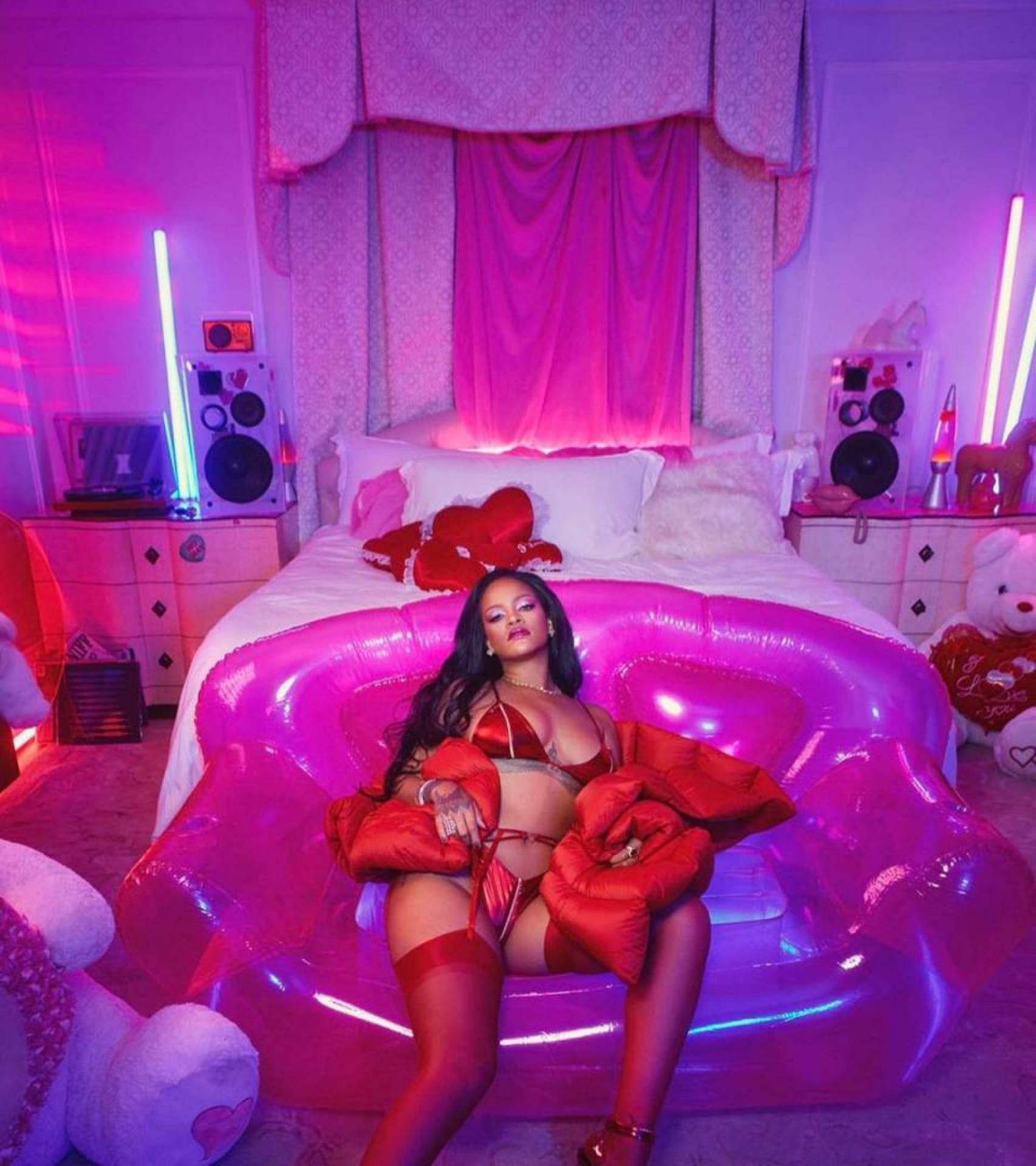 Rihanna exibe corpão de lingerie