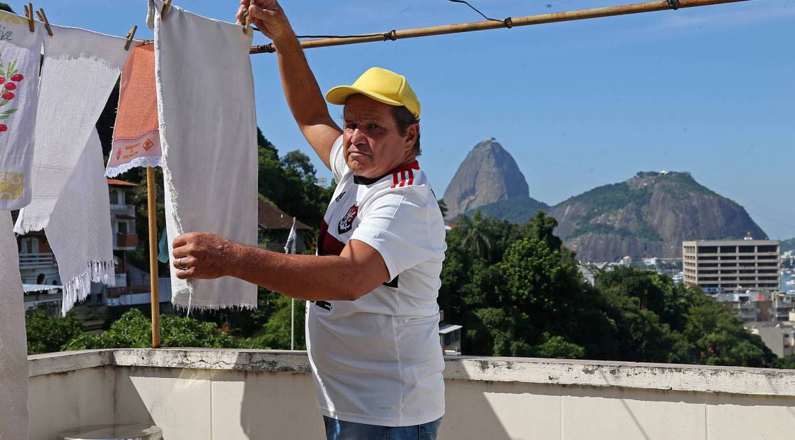 Delley no terra&ccedil;o da sua casa, em Botafogo: vista para o P&atilde;o de A&ccedil;&uacute;car