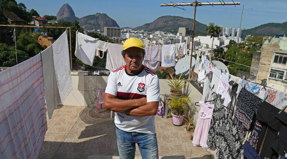 Rio - 13/05/2020 - COVID 19 - CORONAVIRUS - No alto da rua Mundo Novo, mora um senhor chamado Delley Tinoco. Ele tem uma barraca de venda de bebidas na Praia Vemelha. Por causa da quarentena do Covid-19 ele fica em casa. Enquanto espera para voltar ao trabalho ele,  na vista que tem da sua casa, vendo o Pao de Acucar de longe,  porque antes ele ficava todos os dias aos p'e's do monte na sua barraquinha vendendo bebidas para os banhistas na praia Vermelha. Foto: Daniel Castelo Branco / Agencia O Dia