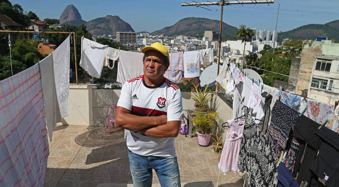 Rio - 13/05/2020 - COVID 19 - CORONAVIRUS - No alto da rua Mundo Novo, mora um senhor chamado Delley Tinoco. Ele tem uma barraca de venda de bebidas na Praia Vemelha. Por causa da quarentena do Covid-19 ele fica em casa. Enquanto espera para voltar ao trabalho ele,  na vista que tem da sua casa, vendo o Pao de Acucar de longe,  porque antes ele ficava todos os dias aos p'e's do monte na sua barraquinha vendendo bebidas para os banhistas na praia Vermelha. Foto: Daniel Castelo Branco / Agencia O Dia