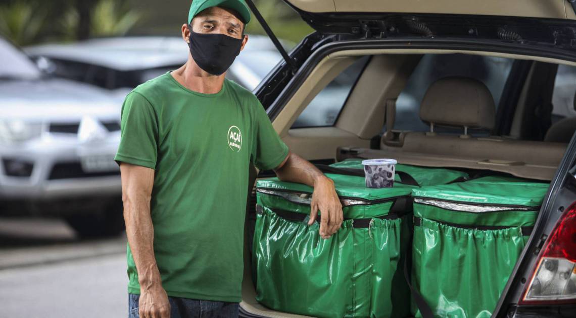 Rio, 13/05/2020  - COVID 19 - CORONAVIRUS - ESPECIAL - Luciano, vendedor de acai na praia, troca as areias por servico delivery. Condominio Rio 2. Barra da Tijuca. zona oeste do Rio. coronavirusrio. Foto: Ricardo Cassiano/Agencia O Dia.