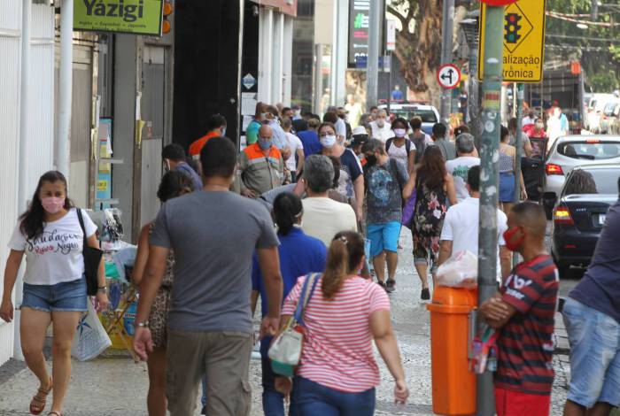 Calçadas lotadas na Rua General Roca, na Tijuca. Aglomeração é risco mesmo para quem etá de máscara