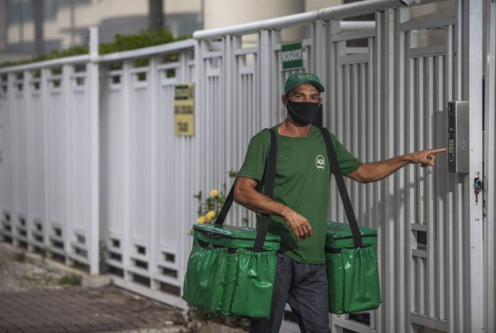 Luciano Felipe investe em entregas de açaí em casa para se manter durante a pandemia