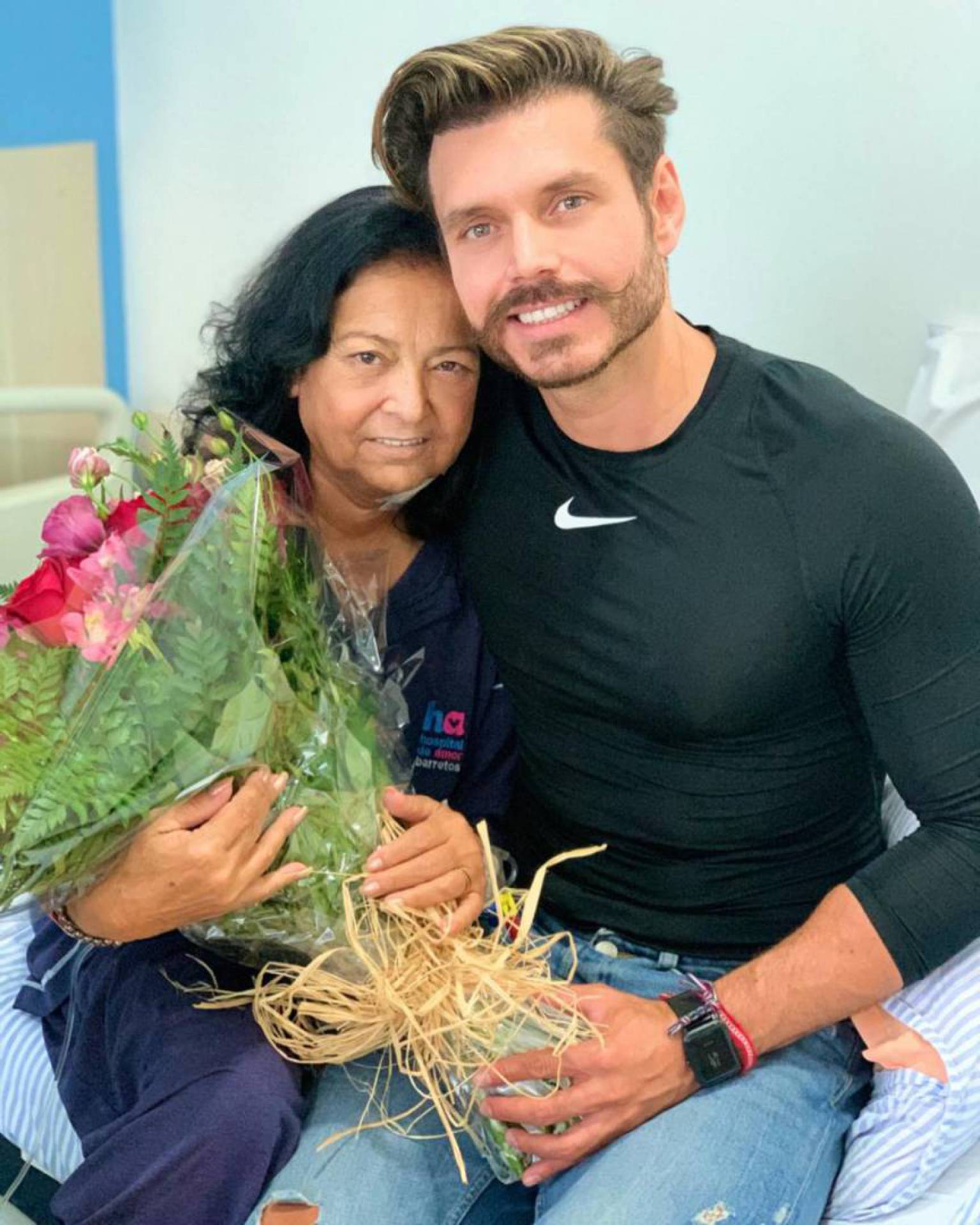 Franklin David posa com a mãe, dona Dilva