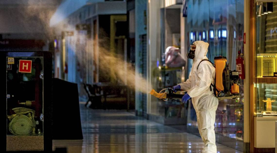 Funcionário desinfeta um shopping em Caxias do Sul